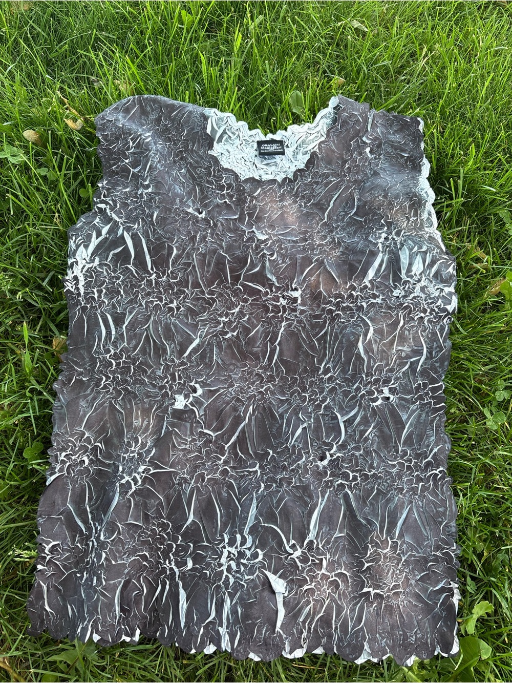 Origami one size Textured Sleeveless Shell Top in Black and White